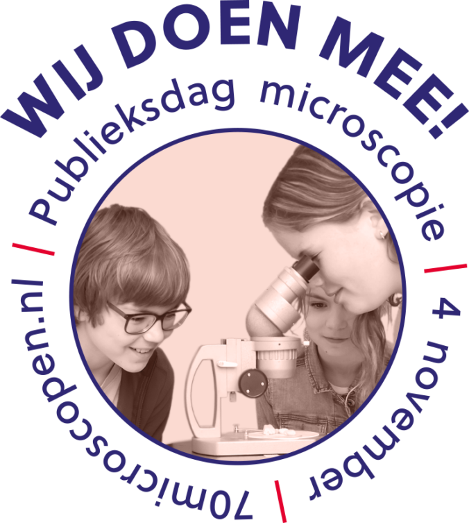 Drie kinderen kijken door een binoculair. Rondom de tekst: Publkieksdag microscopie, 70microscopen.nl