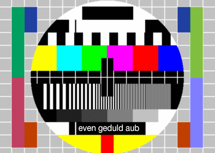 Pauze beeld van oude CRT TV met tekst 'even geduld a.u.b.'